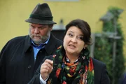 Als Moni merkt, dass immer noch &uuml;ber Leopold hergezogen wird, stellt sie sich endlich auf seine Seite und sagt den Lansingern ihre Meinung. Von links: Benedikt Stadlbauer (Andreas Geiss) und Monika Vogl (Christine Reimer).