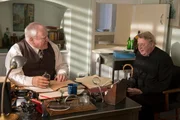 Father Brown (Mark Williams, r.) versucht Jock Hamilton (Ron Donachie, l.) um den Finger zu wickeln. Er braucht dringend Einsicht in die Akte.
