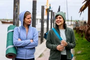 Insa (Theresa Underberg, l.) und Süher (Sophie Dal, r.) genießen ihren Spaziergang am Hafen. Insa (Theresa Underberg, l.) und Süher (Sophie Dal, r.) genießen ihren Spaziergang am Hafen.
