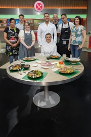 Gruppenfoto von links: Kandidaten Nicola Meyer, Quentin Herbst, Lena Scheveling, Moderator Robin Pietsch, Jurorin Milena Broger, Kandidaten Steffen Krug, Sascha Kunfermann und Cornelia Hadler
