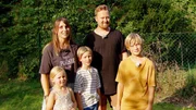 Mit drei Kindern war der Garten von Familie Ortner bislang eher ein wild durcheinander gewürfelter Spielplatz. Das soll jetzt anders werden: Das lange und schmale Gelände braucht dringend Struktur und gemütliche Ecken. Die Kinder sollen auch weiterhin auf ihre Kosten kommen, mit einem Ninja-Parcours. Nico Sollazzo und Benjamin Balsam nehmen sich den Wünschen an. Mit drei Kindern war der Garten von Familie Ortner bislang eher ein wild durcheinander gewürfelter Spielplatz. Das soll jetzt anders werden: Das lange und schmale Gelände braucht dringend Struktur und gemütliche Ecken. Die Kinder sollen auch weiterhin auf ihre Kosten kommen, mit einem Ninja-Parcours. Nico Sollazzo und Benjamin Balsam nehmen sich den Wünschen an.