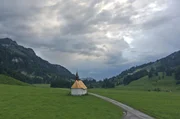 Blick auf das Vorsäß Schönenbach mit seiner 500 Jahre alten Kapelle im Bregenzerwald. Blick auf das Vorsäß Schönenbach mit seiner 500 Jahre alten Kapelle im Bregenzerwald.