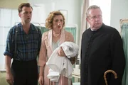 Sid Carter (Alex Price, l.), Lady Felicia (Nancy Carroll, M.) und Father Brown (Mark Williams, r.) kommen der Spur immer n&auml;her.