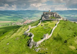 Die Zipser Burg im Nordosten des Landes ist die zweitgr&ouml;&szlig;te Burgruine Mitteleuropas.