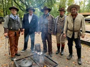 Von links: Robert Zeithammer, Alfons Schuhbeck, Gerhard Lack, Werner Bensch und Andreas Schneider am Lagerfeuer.