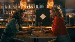 Marie Theres (Caroline Peters, rechts) und Fa (Proschat Madani, links) kommen sich n&auml;her.