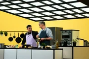 Jan B&ouml;hmermann (r.) mit Tim M&auml;lzer (l.) in der Sendung "B&ouml;hmi brutzelt"