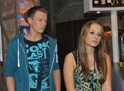 Vince (Vincent Krüger) bemerkt, wie angespannt Tanja (Senta-Sofia Delliponti) ihren ersten Begegnung mit ihrem Vater entgegenfiebert. Vince (Vincent Krüger) bemerkt, wie angespannt Tanja (Senta-Sofia Delliponti) ihren ersten Begegnung mit ihrem Vater entgegenfiebert.