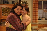 Gl&uuml;cklich berichtet Kathi von ihrem ersten Mal mit Tom. Von links: Monika Vogl (Christine Reimer) und Katharina Benninger (Carina Dengler).