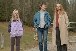 Die Fremden sind verabschiedet. Jetzt k&ouml;nnen Paula (Friederike Kempter, l.), Juliane (Julia Koschitz, M.) und Ines ( Brigitte Hobmeier, r.) endlich aufatmen und ihre Freundschaft pflegen.