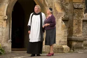 Mrs McCarthy (Sorcha Cusack) informiert Father Brown (Mark Williams) darüber, dass Bishop Talbot Vögel jagen geht. Mrs McCarthy (Sorcha Cusack) informiert Father Brown (Mark Williams) darüber, dass Bishop Talbot Vögel jagen geht.