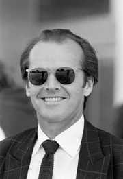 Jack Nicholson lors du Festival de Cannes le 13 mai 1981, France. (Photo by Bertrand LAFORET/Daniel SIMON/Gamma-Rapho via Getty Images) No one can resist his killer smile. With his immediately recognizable physique, Jack Nicholson is a far cry from the Californian playboy, at once undeniably sexy, yet singularly scary... How did this common young man become the icon of counterculture overnight? His sharp eye and arched brow give his disarming magnetism a hint of menace, as if he might go for your throat at any moment with a howl of Machiavellian laughter. In a Hollywood career spanning more than 50 years, Nicholson has conquered everyone, becoming the archetypal star who lives according to his own rules. With more than 60 movie credits to his name, and having worked with many of the best directors, from Roman Polanski to Stanley Kubrick, Elia Kazan, Michelangelo Antonioni and Martin Scorsese, Jack Nicholson has helped to redefine the notion of actor and remodel the American cinema landscape. Unmoved by critical approval, polemic, or convention, Nicholson remains the most elusive of American actors. For more than five decades, he has hauled his frame through Hollywood like a predator stalking the jungle, always on the alert, never satisfied, and fiercely free. Jack Nicholson lors du Festival de Cannes le 13 mai 1981, France. (Photo by Bertrand LAFORET/Daniel SIMON/Gamma-Rapho via Getty Images) No one can resist his killer smile. With his immediately recognizable physique, Jack Nicholson is a far cry from the Californian playboy, at once undeniably sexy, yet singularly scary... How did this common young man become the icon of counterculture overnight? His sharp eye and arched brow give his disarming magnetism a hint of menace, as if he might go for your throat at any moment with a howl of Machiavellian laughter. In a Hollywood career spanning more than 50 years, Nicholson has conquered everyone, becoming the archetypal star who lives according to his own rules. With more than 60 movie credits to his name, and having worked with many of the best directors, from Roman Polanski to Stanley Kubrick, Elia Kazan, Michelangelo Antonioni and Martin Scorsese, Jack Nicholson has helped to redefine the notion of actor and remodel the American cinema landscape. Unmoved by critical approval, polemic, or convention, Nicholson remains the most elusive of American actors. For more than five decades, he has hauled his frame through Hollywood like a predator stalking the jungle, always on the alert, never satisfied, and fiercely free.