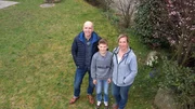 Der Hauptgarten von Familie Rickert liegt nicht hinter dem Haus, sondern davor, direkt an einer Straße. Der Familie fehlt die Privatsphäre, zumal sie sich nichts sehnlicher wünschen als einen Whirlpool. Die Gartenprofis Nicole Johag und Frank Riese wissen Rat und erstellen zwei Konzepte, die die Familie begeistern. Der Hauptgarten von Familie Rickert liegt nicht hinter dem Haus, sondern davor, direkt an einer Straße. Der Familie fehlt die Privatsphäre, zumal sie sich nichts sehnlicher wünschen als einen Whirlpool. Die Gartenprofis Nicole Johag und Frank Riese wissen Rat und erstellen zwei Konzepte, die die Familie begeistern.