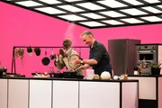 Jan B&ouml;hmermann (r.) mit Bruce Darnell (l.) in der Sendung "B&ouml;hmi brutzelt"