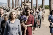 Ida (Jasmine Trinca) und der kleine Useppe (Christian Liberti) müssen vor den Bombenangriffen auf Rom mit vielen anderen aufs Land fliehen. Ida (Jasmine Trinca) und der kleine Useppe (Christian Liberti) müssen vor den Bombenangriffen auf Rom mit vielen anderen aufs Land fliehen.