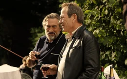 L-R: Fred Blake alias Giovanni Manzoni (Robert de Niro) mit seinem FBI-Kontaktmann Robert Stansfield (Tommy Lee Jones)