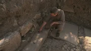 Der Ausgrabungsleiter Martin Steskal untersucht die Ruinen an der Ausgrabungsst&auml;tte in Ephesos.