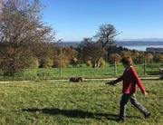 Marianne Koch geht mit ihrem Hund spazieren.