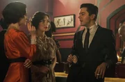 v.l.n.r.: Ann O’Neill (Lara Pulver), Loelia (Camilla Rutherford), Ian Fleming (Dominic Cooper). v.l.n.r.: Ann O’Neill (Lara Pulver), Loelia (Camilla Rutherford), Ian Fleming (Dominic Cooper).