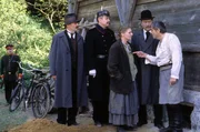 Nach zehn Jahren wird der Mordfall Gantner durch Ludwig Grandauer (Jörg Hube) aufgeklärt. von rechts: Polizist Lederer (Fred Stillkrauth), Ludwig Grandauer (Jörg Hube), Ernie Tannhäuser (Angelika Sedlmeier) und Fleischer Tannhäuser (Thomas Obster). Nach zehn Jahren wird der Mordfall Gantner durch Ludwig Grandauer (Jörg Hube) aufgeklärt. von rechts: Polizist Lederer (Fred Stillkrauth), Ludwig Grandauer (Jörg Hube), Ernie Tannhäuser (Angelika Sedlmeier) und Fleischer Tannhäuser (Thomas Obster).
