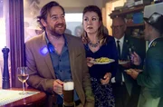 Sascha (Tom Radisch) hat wieder ein Auge auf Sonja geworfen, was auch seiner Frau Eva (Genija Rykova) nicht entgeht. Sascha (Tom Radisch) hat wieder ein Auge auf Sonja geworfen, was auch seiner Frau Eva (Genija Rykova) nicht entgeht.