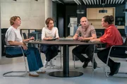 Das OFA-Team berät sich über die nächsten Schritte. v.l.: Sabine Limmer (Berit Künnecke), Annett Schuster (Kristin Suckow), Jan Kawig (Bernhard Conrad), Marion Dörner (Anne-Kathrin Gummich). Das OFA-Team berät sich über die nächsten Schritte. v.l.: Sabine Limmer (Berit Künnecke), Annett Schuster (Kristin Suckow), Jan Kawig (Bernhard Conrad), Marion Dörner (Anne-Kathrin Gummich).