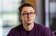 Oliver Probst (Arne Kertész) bekommt überraschende Neuigkeiten. Oliver Probst (Arne Kertész) bekommt überraschende Neuigkeiten.