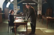 Second Officer Monday (Anna Chancellor, l.), Colonel Donovan (Stanley Townsend, r.)