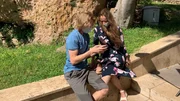Steven und Alina gehen in einen Park in der Türkei, um über ihre Beziehung zu sprechen. Steven und Alina gehen in einen Park in der Türkei, um über ihre Beziehung zu sprechen.