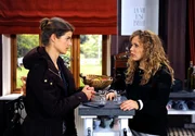 Frauke (Annekathrin Bach, l.) gesteht Nathalie (Lara Maia Wichels, r.) ihr Verhältnis mit Fabian. Frauke (Annekathrin Bach, l.) gesteht Nathalie (Lara Maia Wichels, r.) ihr Verhältnis mit Fabian.