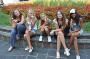 Natalie, Jolina, Luna, Kaya und Serena (v.l.n.r.) legen eine kurze Shopping-Pause ein.
