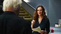 Georgs ehemalige Studienaff&auml;re Rebecca (Deborah Kaufmann) geht die G&auml;steliste seines 80. Geburtstags durch.