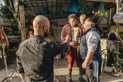 Reja Shaban (Pero Radicic, links) ordnet an, dass Anatoli Tschuprinov (Roman Kanonik, rechts) sich Heinrich (Michael Tregor, mittig links) statt Mikesch Seifert (Andreas Lust, mittig rechts) vorknüpfen soll. Reja Shaban (Pero Radicic, links) ordnet an, dass Anatoli Tschuprinov (Roman Kanonik, rechts) sich Heinrich (Michael Tregor, mittig links) statt Mikesch Seifert (Andreas Lust, mittig rechts) vorknüpfen soll.