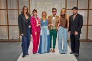 Thats My Style-Moderatorin Susan Sideropoulos (3.v.l.) umgeben von den Mode-ExpertInnen Swaantje Taube (l.), Ines Th&ouml;mel (2.v.l.), Axel Surendorf (3.v.r.), Marina Hoermanseder (2.v.r.) und Konstantinos the Stylist (r.)