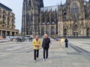 Wladimir Kaminer mit Henning Krautmacher, dem ehemaligen Sänger der Band „Höhner“, auf dem Domvorplatz vor dem Kölner Dom. Wladimir Kaminer mit Henning Krautmacher, dem ehemaligen Sänger der Band „Höhner“, auf dem Domvorplatz vor dem Kölner Dom.