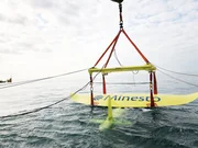 Das Foto zeigt einen Unterwasser-Gezeitenenergiedrachen, der vom schwedischen Meeresenergieunternehmen Minesto entwickelt wurde. Diese innovative Technologie wurde entwickelt, um aus Meeresstr&ouml;mungen und schwachen Gezeitenstr&ouml;mungen vorhersehbaren, sauberen Strom zu erzeugen.