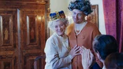 Zum 90. Geburtstag der K&ouml;nigin Elisabeth II. (Jutta Speidel) organisierte ihr Enkel Prinz Harry (Johannes Heinrichs) eine Theaterauff&uuml;hrung