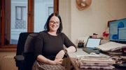 Martina leitet die Kanzlei des Nationalrates und trägt dazu bei, dass zentrale parlamentarische Abläufe dokumentiert, koordiniert und weiterverarbeitet werden. Martina leitet die Kanzlei des Nationalrates und trägt dazu bei, dass zentrale parlamentarische Abläufe dokumentiert, koordiniert und weiterverarbeitet werden.