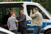 Lars Englen (Ingo Naujoks, M.) und Finn Kiesewetter (Sven Martinek, r.) nehmen Benni Kruse (Leon Seidel, l.) fest. Lars Englen (Ingo Naujoks, M.) und Finn Kiesewetter (Sven Martinek, r.) nehmen Benni Kruse (Leon Seidel, l.) fest.