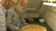 Der Dendrochronologe Karl-Uwe Häußner (rechts) ist ein weltweit gefragter Experte zur Bestimmung des Alters von archäologisch geborgenen Hölzern. Links: Moderator Karsten Schwanke. Der Dendrochronologe Karl-Uwe Häußner (rechts) ist ein weltweit gefragter Experte zur Bestimmung des Alters von archäologisch geborgenen Hölzern. Links: Moderator Karsten Schwanke.