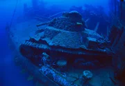 In der Lagune von Chuuk versenkte die US Marine mehr als 40 japanische Kriegsschiffe. An Deck noch gut erhaltene Panzer aus dem Zweiten Weltkrieg. In der Lagune von Chuuk versenkte die US Marine mehr als 40 japanische Kriegsschiffe. An Deck noch gut erhaltene Panzer aus dem Zweiten Weltkrieg.