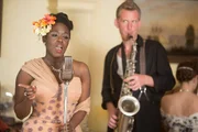 Die Jazzsängerin Yveline Lafond (Michelle Asante) und der Saxofonist Joseph Sinclair (Paul Thornley) beeindrucken Father Brown mit ihrer Musik. Er bietet der Band einen Schlafplatz an. Noch kann niemand ahnen, welche Tragödie sich ereignen wird. Die Jazzsängerin Yveline Lafond (Michelle Asante) und der Saxofonist Joseph Sinclair (Paul Thornley) beeindrucken Father Brown mit ihrer Musik. Er bietet der Band einen Schlafplatz an. Noch kann niemand ahnen, welche Tragödie sich ereignen wird.