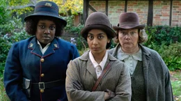 Polizeibeamtin Gladys Moss (Anjana Vasan, Mitte) k&auml;mpft mit Kate (Lolly Adefope, li.) und Ann (Joanna Scanlan, re.) f&uuml;r Gerechtigkeit.