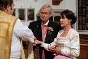 Joseph und Rosi geben sich endlich das Ja-Wort. Von links: Joseph (Wilhelm Manske), Rosi (Brigitte Walbrun), Annalena (Heidrun Gärtner), Theresa Brunner (Ursula Erber) und Pfarrer Neuner (Peter Rappenglück). Joseph und Rosi geben sich endlich das Ja-Wort. Von links: Joseph (Wilhelm Manske), Rosi (Brigitte Walbrun), Annalena (Heidrun Gärtner), Theresa Brunner (Ursula Erber) und Pfarrer Neuner (Peter Rappenglück).