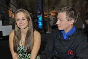Vince (Vincent Krüger) freut sich für Tanja (Senta-Sofia Delliponti), die nach ihrem Treffen mit ihrem Vater sehr glücklich ist. Vince (Vincent Krüger) freut sich für Tanja (Senta-Sofia Delliponti), die nach ihrem Treffen mit ihrem Vater sehr glücklich ist.