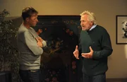 Wegen Martins Anschuldigungen bekommen Jeremy und er sich in die Haare. Von links: Jeremy Kirchleitner (Lance Girard) und Martin Kirchleitner (Hermann Giefer).