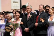 Die Hochzeitsgesellschaft von Joseph (Wilhelm Manske) und Rosi (Brigitte Walbrun) vor der Kirche. Die Hochzeitsgesellschaft von Joseph (Wilhelm Manske) und Rosi (Brigitte Walbrun) vor der Kirche.