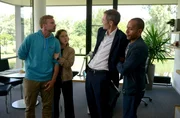 Die Kommissare Jerry Paulsen (Peter Marton, r.) und Sophia Strasser (Katharina Leonore Goebel, 2.v.l.) müssen die beiden Streithähne Christian Wenzel (Benedikt Schulz, l.) und Oliver Groß (René Oltmannns, 2.v.r.) trennen. Die Kommissare Jerry Paulsen (Peter Marton, r.) und Sophia Strasser (Katharina Leonore Goebel, 2.v.l.) müssen die beiden Streithähne Christian Wenzel (Benedikt Schulz, l.) und Oliver Groß (René Oltmannns, 2.v.r.) trennen.