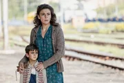 Ida (Jasmine Trinca) und Useppe (Mattia Basciani) sind fassungslos, als sie Zeugen der Deportation der jüdischen Bevölkerung Roms werden. Ida (Jasmine Trinca) und Useppe (Mattia Basciani) sind fassungslos, als sie Zeugen der Deportation der jüdischen Bevölkerung Roms werden.