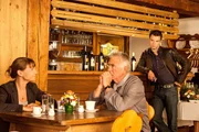 "Soko Kitzbühel", "Krimi ŕ la Carte." Im Bild (v.li.): Kristina Sprenger (Karin Kofler), Heinz Marecek (Hannes Kofler), Jakob Seeböck (Lukas Roither). "Soko Kitzbühel", "Krimi ŕ la Carte." Im Bild (v.li.): Kristina Sprenger (Karin Kofler), Heinz Marecek (Hannes Kofler), Jakob Seeböck (Lukas Roither).